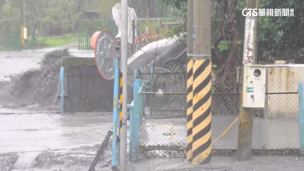大排水溝溢流！　馬太鞍溪橋「左岸明利村」泥水狂灌