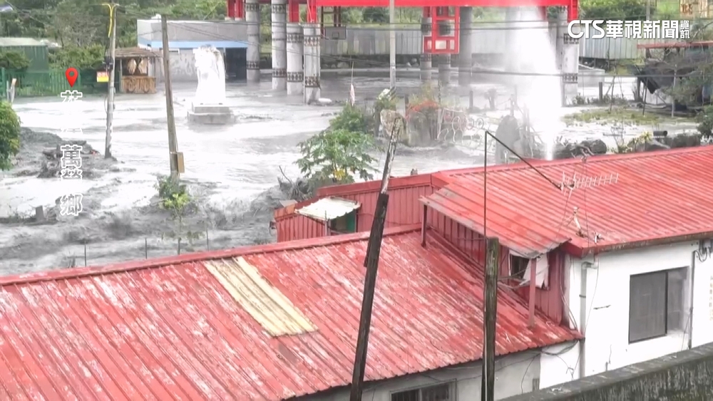 泥水高漲又湍急！　灌進萬榮明利村　車子被沖走