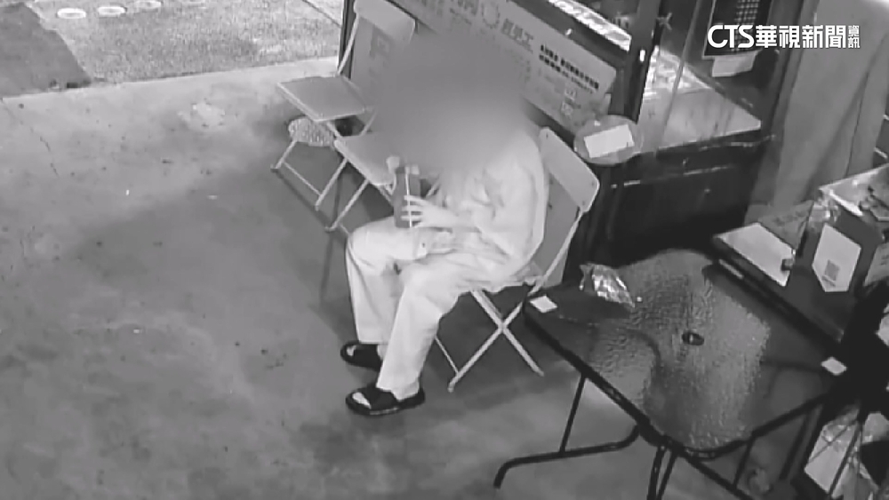 邊偷邊嗑蛋捲...貪吃賊多次光顧　闆娘氣：排超久才買到