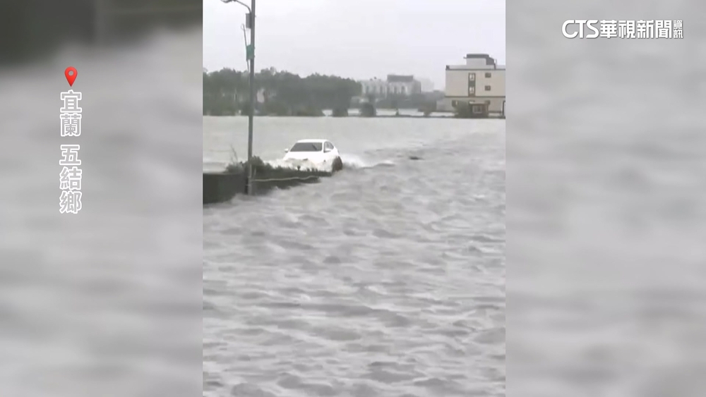 雨量驚人！　宜蘭多處「淹水深及膝」　開車似划船