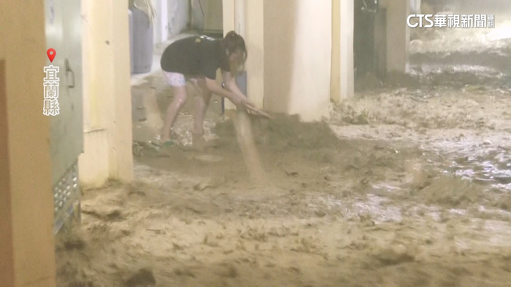 蘇澳大片土石流沖入巷道　鎮長巡查籲住戶儘速撤離