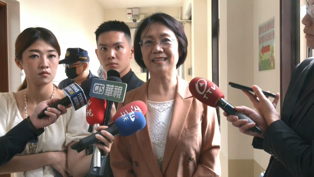 遭清大科法所解聘？　翁曉玲駁「只是沒開課」：主聘在通識中心