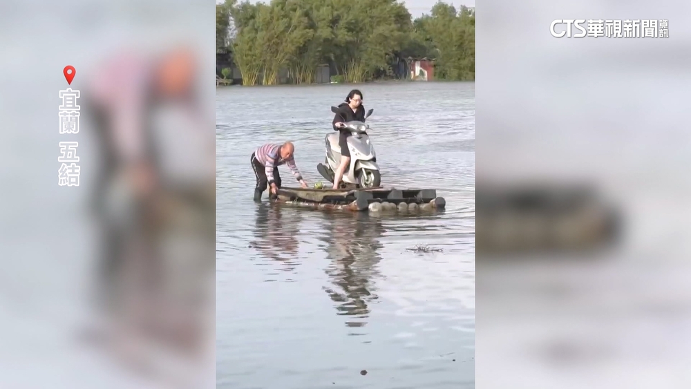 宜蘭五結淹水變汪洋　護理師「竹筏載機車」趕救人