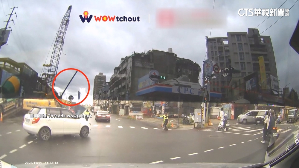 樹林捷運工地鐵管從天而降　豪車引擎蓋慘砸毀