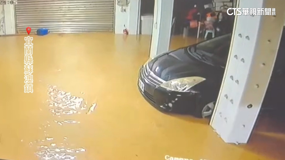 僅短短15秒！泥沙淹蘇澳池碧宮　停車場「車泡泥海」