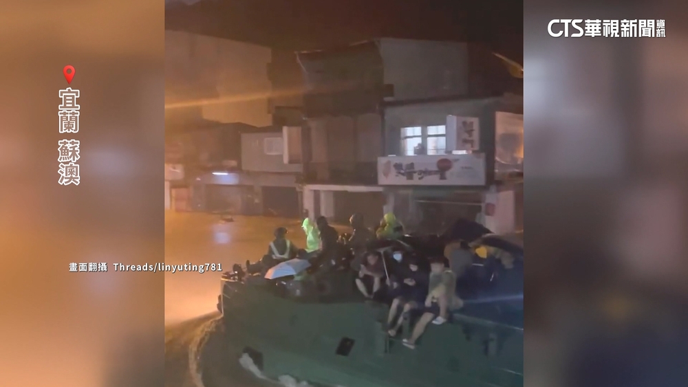 蘇澳馬路淹成河道！　兩棲突擊車AAV7水中行駛救援