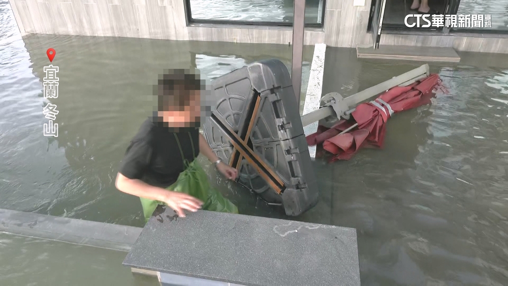 大雨致災水淹冬山鄉民宿　業者「穿青蛙裝」前行