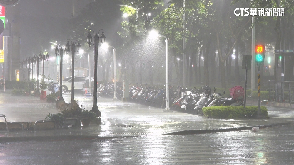 「鳳凰」過境雷電狂轟！民眾：如炸彈　氣象站：旺盛對流