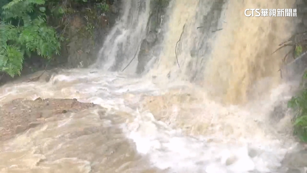 連日暴雨襲基隆　調和街山上驚見「內陸湖」溢流