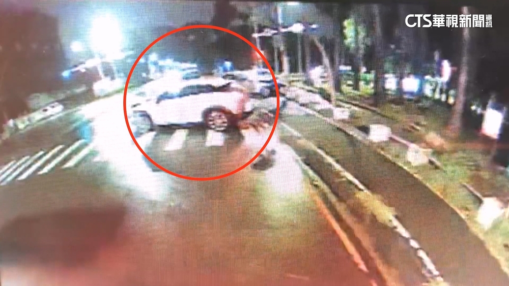 轎車路口左轉相撞5人送醫　撞壞護欄.安全氣囊爆