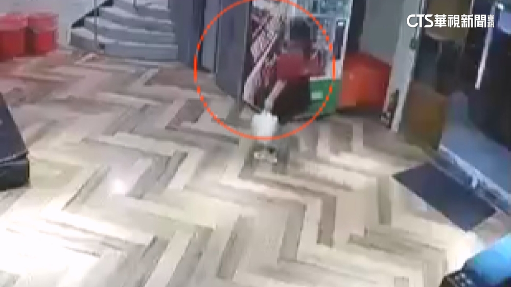 女闖無人旅社休息.手機充電　業者提告「法院判拘役20天」