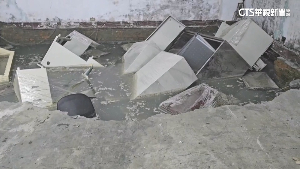 施工害鄰損！　民宅倉庫驚見大坑洞　家具全遭吞噬