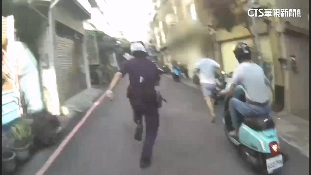 緊追通緝犯「搭代駕落跑」　警對空開2槍逮人