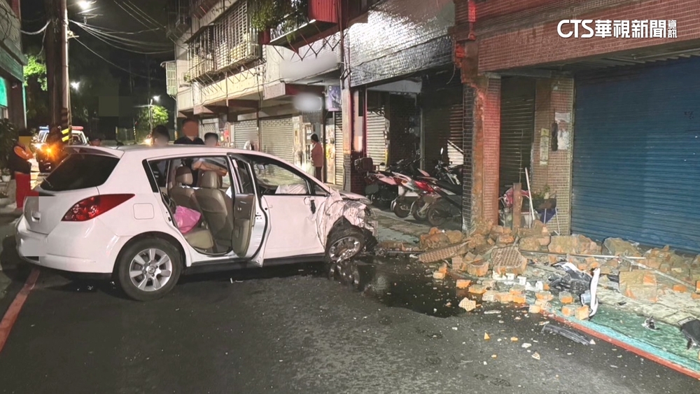 男酒駕載友！　自撞電線桿再撞民宅梁柱2人受傷