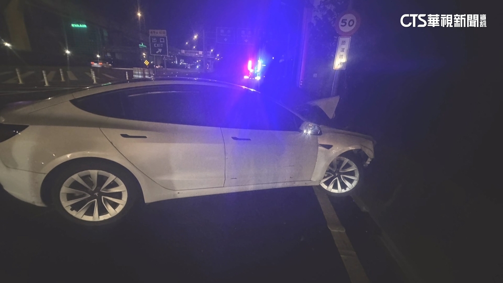 恍神？特斯拉國道「左右偏移」　撞分隔島悚衝護欄