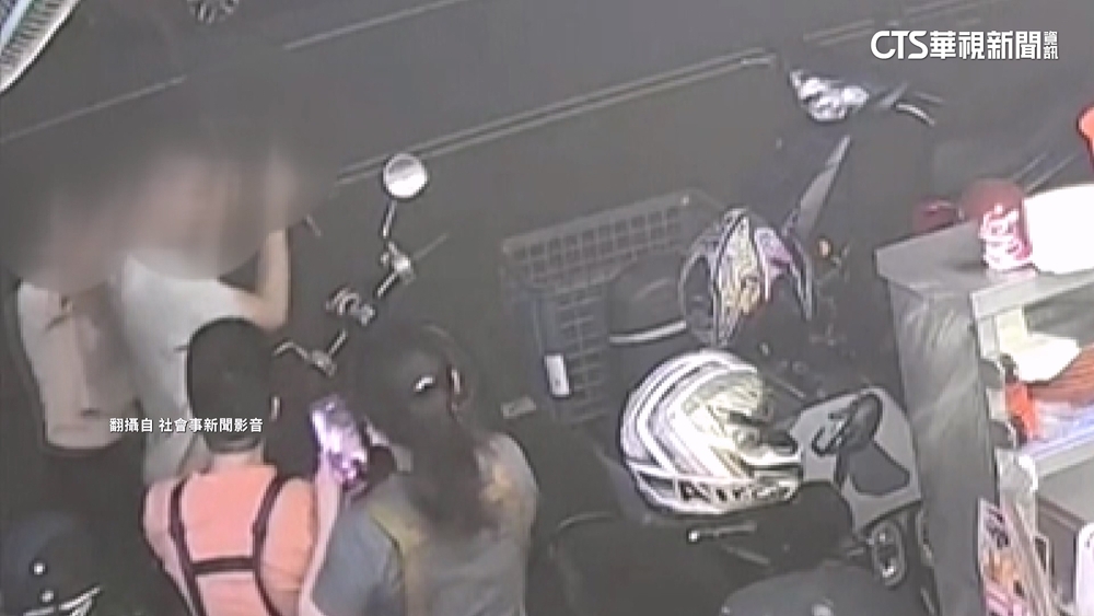 鄰「持鐵捲門鉤子」作勢攻擊　女店員秒戴安全帽自保