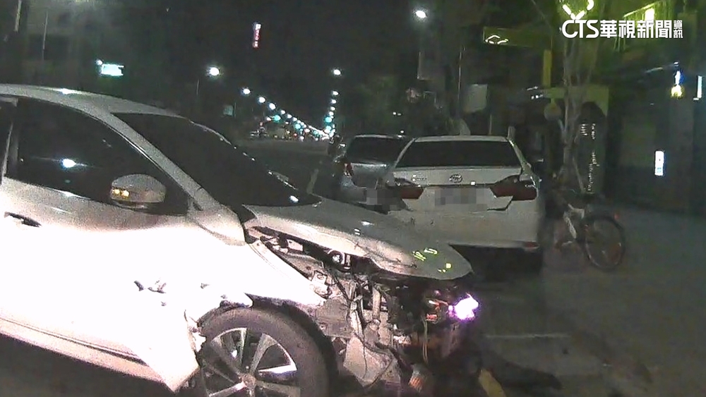 失控自撞路邊車「車頭全毀」　後座19歲女滿臉血送醫