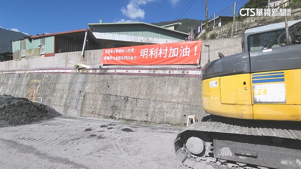 過家門而不入！明利村長忙救災　村民掛紅布條送暖