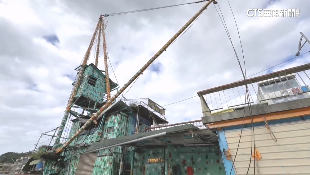 豪雨「殺」風景！　吊桿砸凹燒烤店　「賞彩繪屋座位區」遭毀