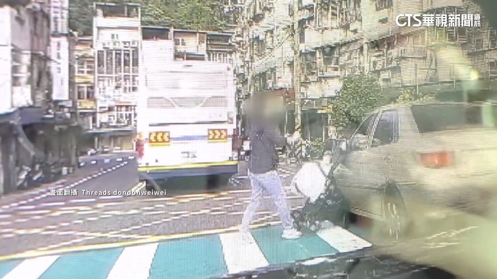驚！婦推嬰兒車過馬路被撞　肇事車竟直接開走