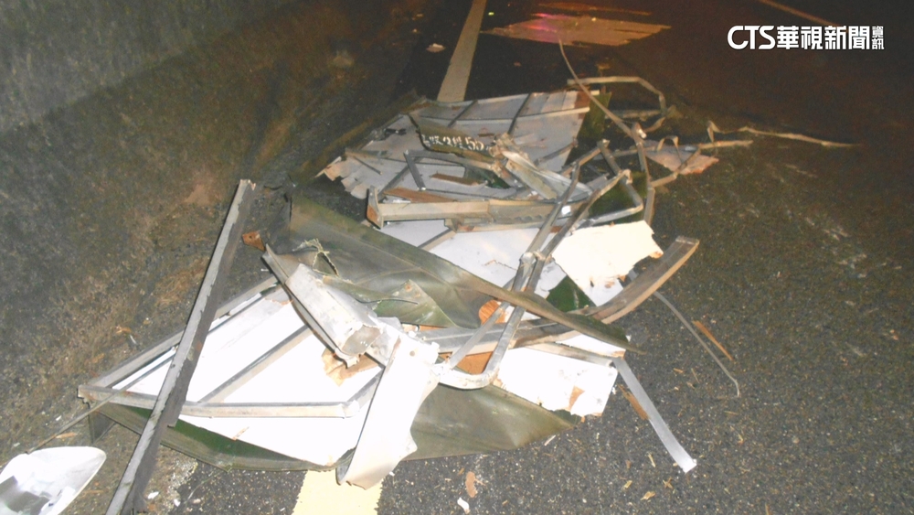 國道藏陷阱！　驚見「大鐵架」擋路　8車閃不及撞上