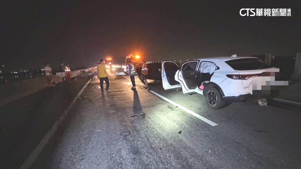 台61線西濱3連撞！　「第2車駕駛」下車遭追撞骨折