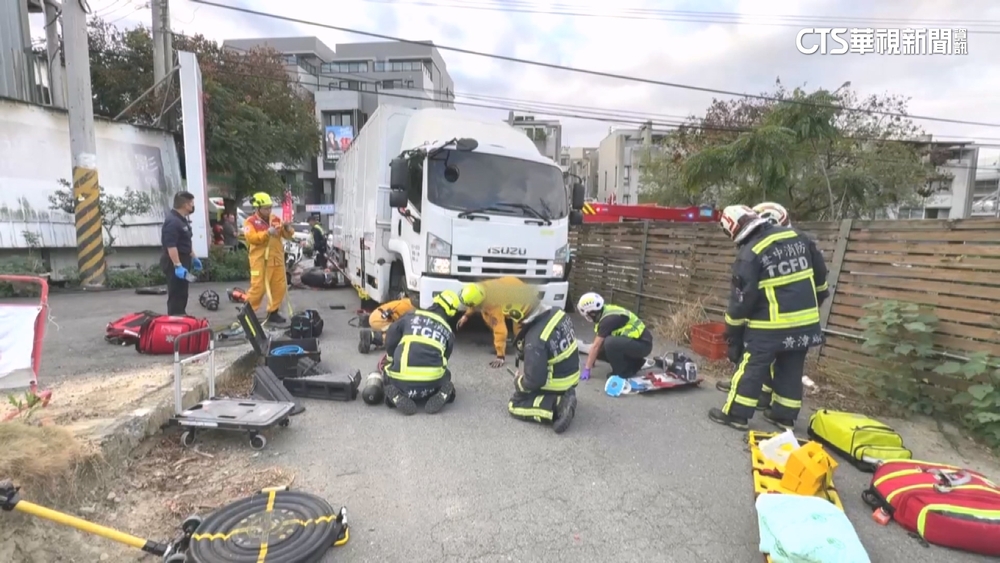 上班遇死劫！台中物流車撞雙載機車　女捲車底亡