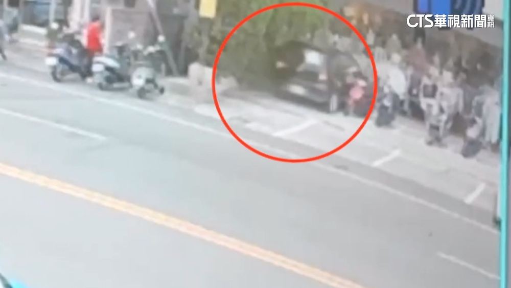 油門當剎車？68歲婦駕車暴衝「來回撞」　店家門窗碎