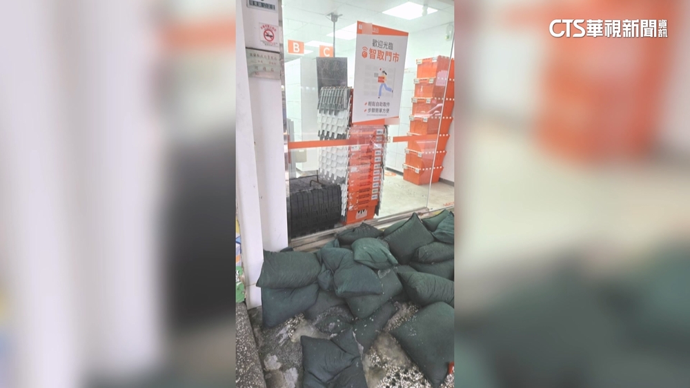 電商無人店「沙包破」害摔　傷者控客服全語音