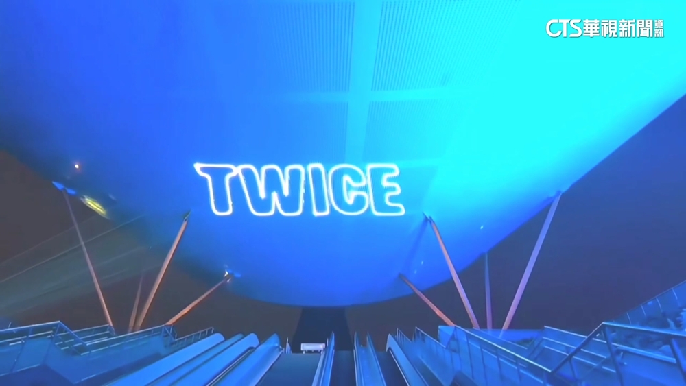 TWICE高雄開唱「處處有驚喜」　地標藍色應援燈光+雷射