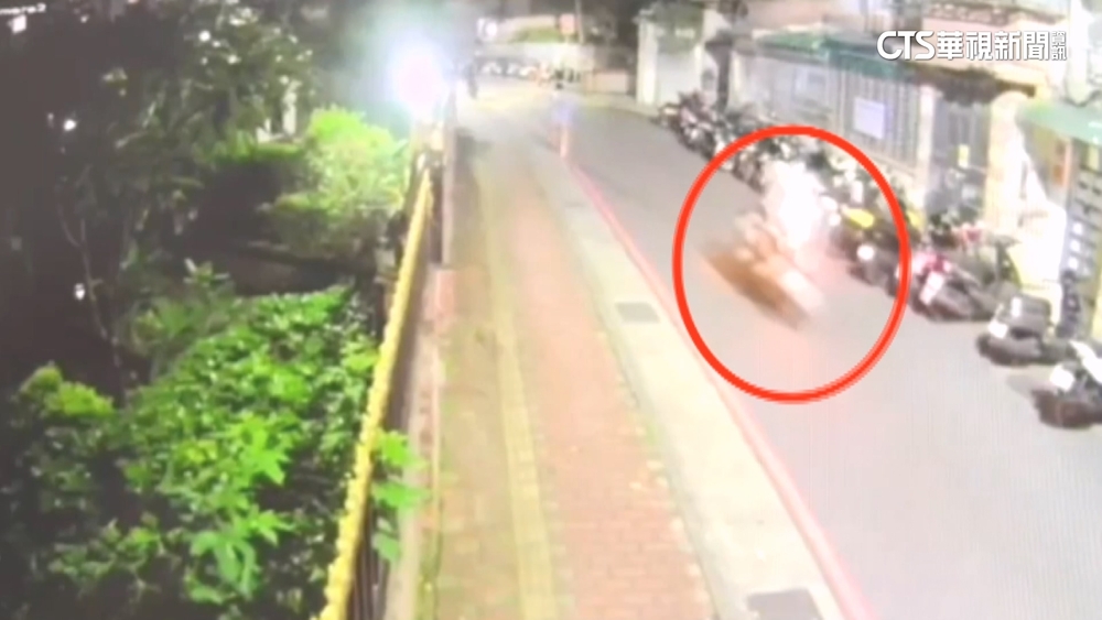 按喇叭提醒「靠太近」遭尾隨　女喝斥驚見男肩上有剪刀