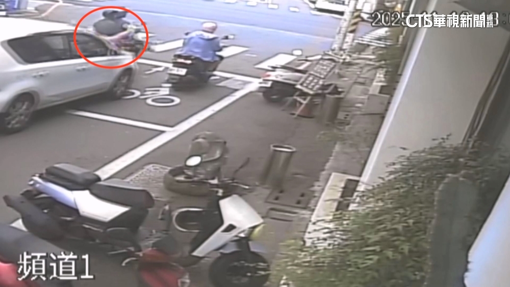 闖燈撞「騎士捲車底」　駕駛「硬催油門」輾死還肇逃