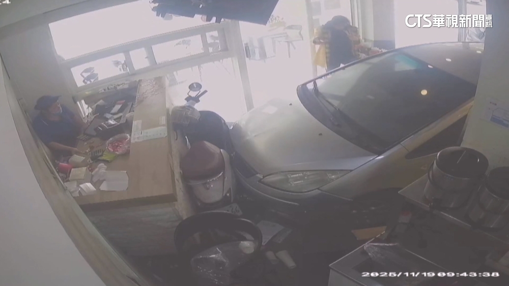 駕駛疑誤踩油門暴衝　車直撞早午餐店.夾傷店員
