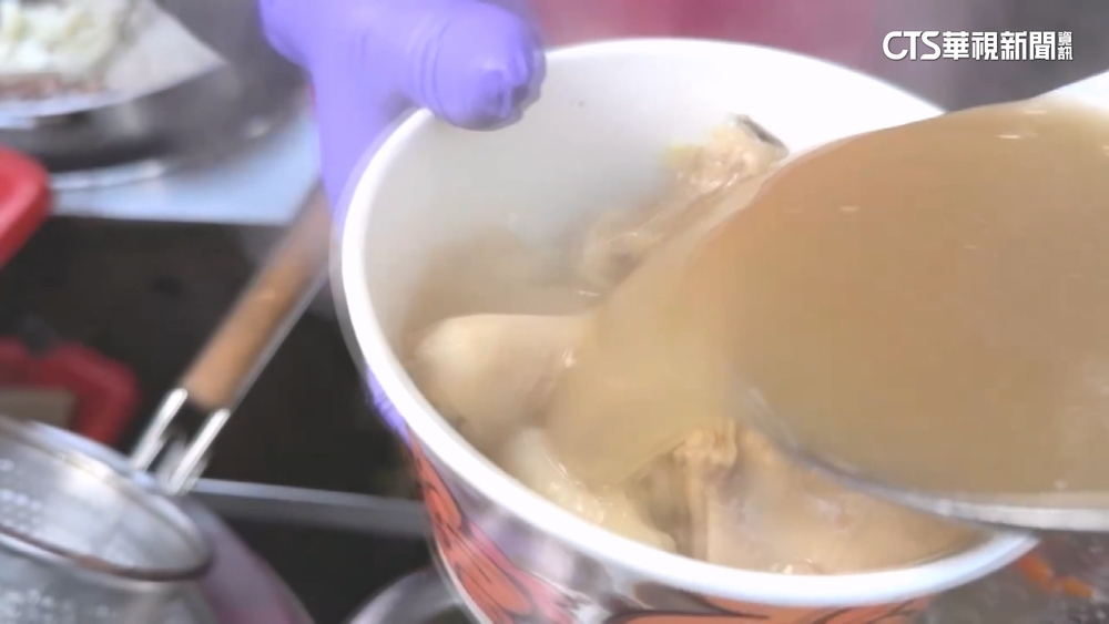 天氣轉涼帶動鍋物生意！　台南麻油雞店內用免費加湯