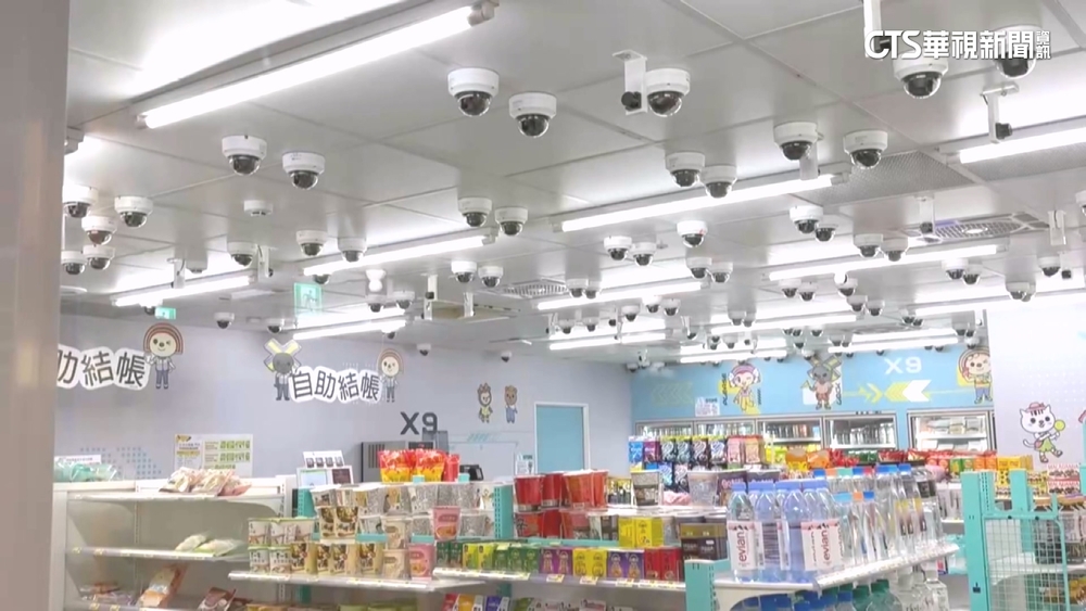 密集恐懼！　超商天花板裝滿「鏡頭君」　零死角拍攝