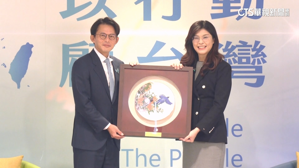 鄭黃會登場！　鄭麗文贈藍鵲瓷盤.黃國昌送水泥鎢絲燈