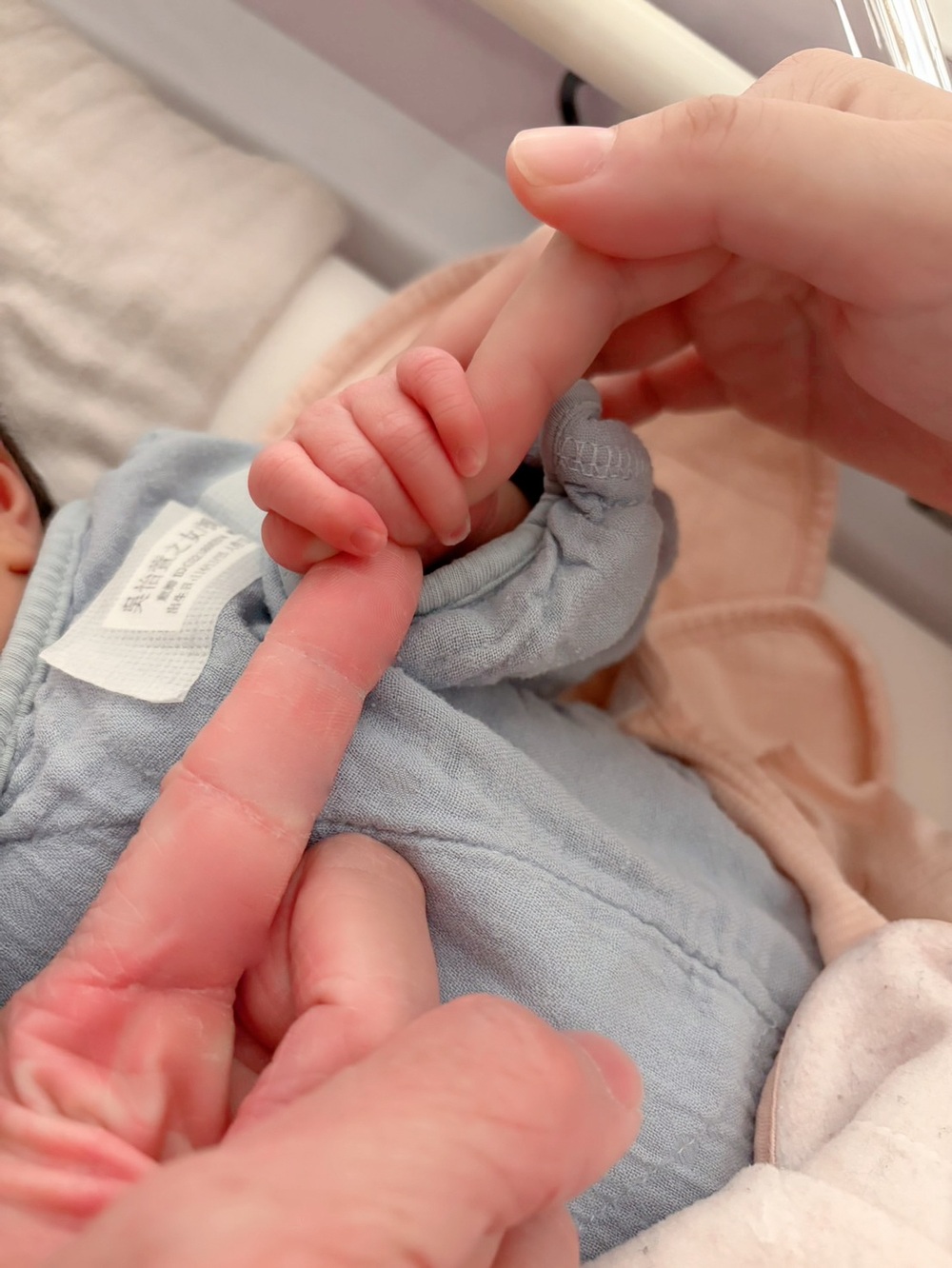 女兒「吳花果」出生了！　吳怡萱緊牽小手：這一刻的感動永遠不會忘記