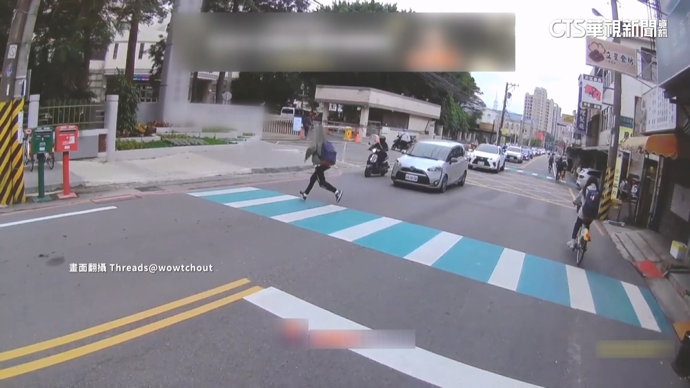 學生怨校門前沒紅綠燈險遭撞　交通處：有行穿線通行