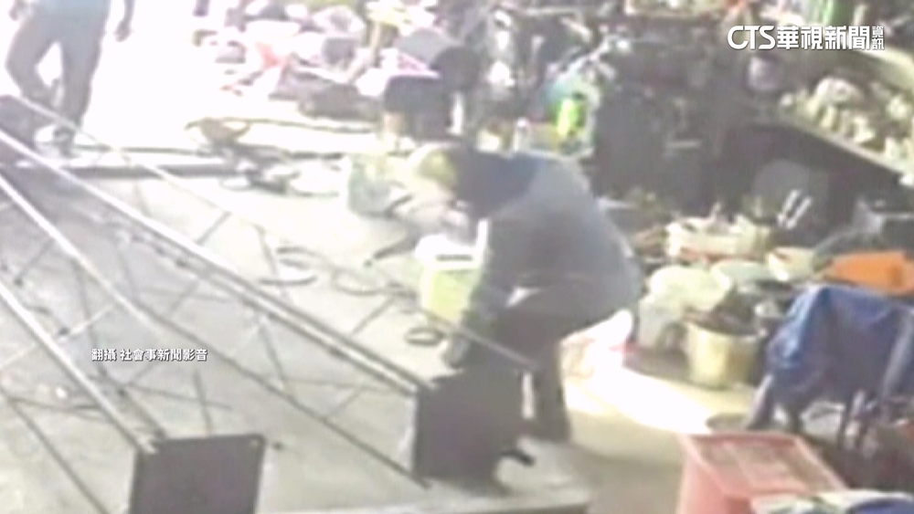 工廠作業不慎觸電！　鋼條吸附員工雙手　同仁急斷電