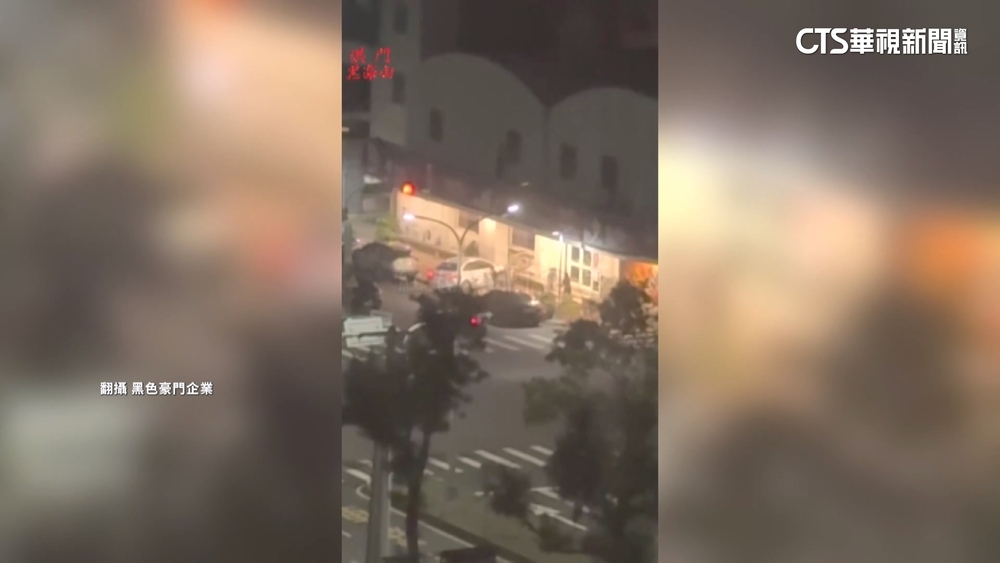 互嗆後狹路相逢！嘉義街頭「開車撞人」砸車　8人送辦