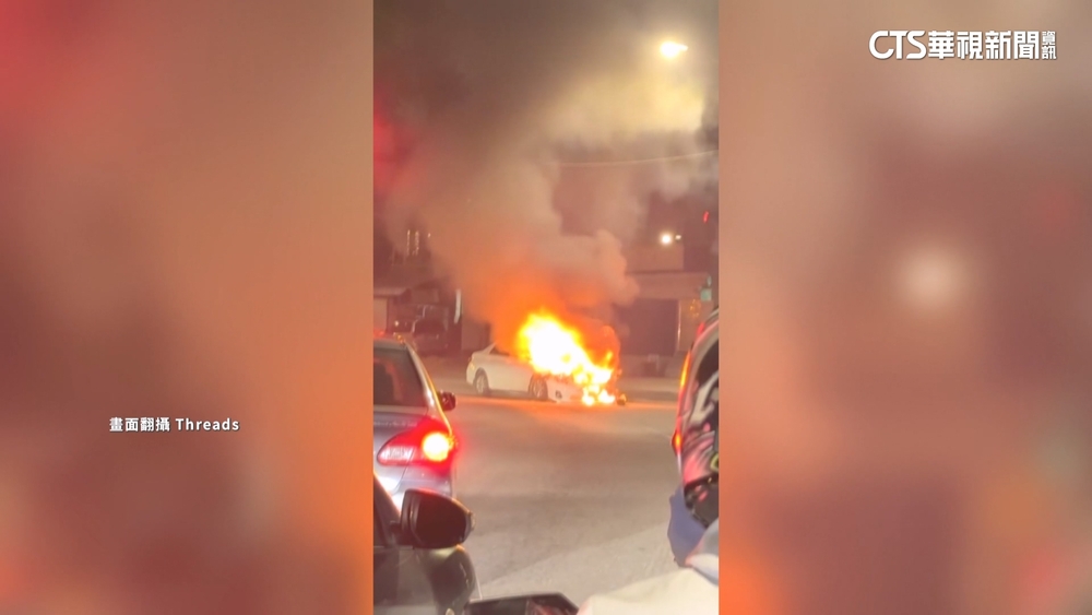 追撞公車起火衝對向　路人砸窗救駕駛逃死劫