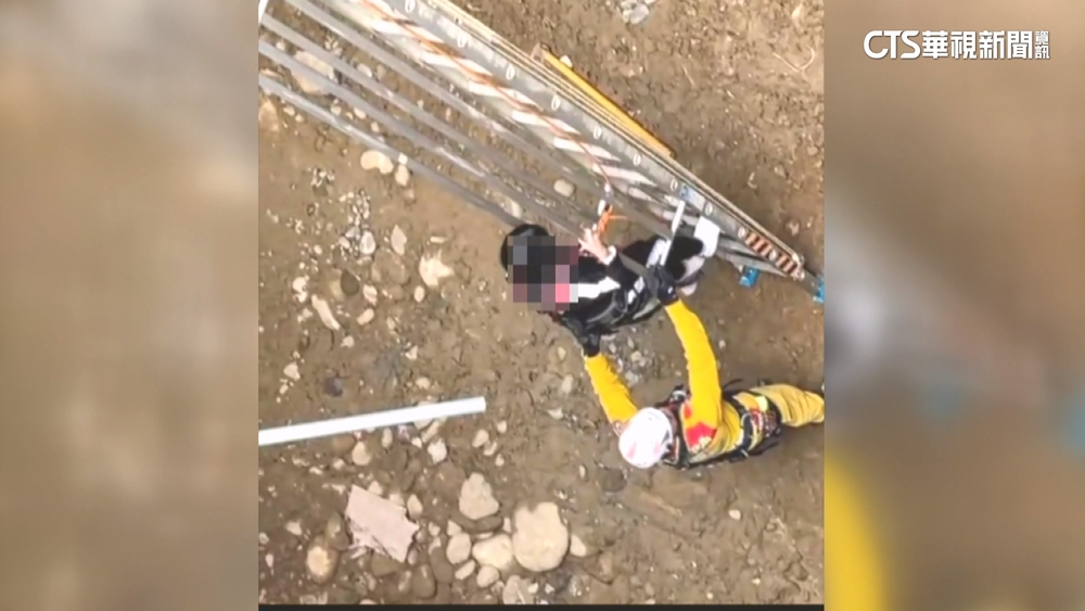 63歲駕駛疑操作不當　失控衝捷運工地墜8米深坑洞