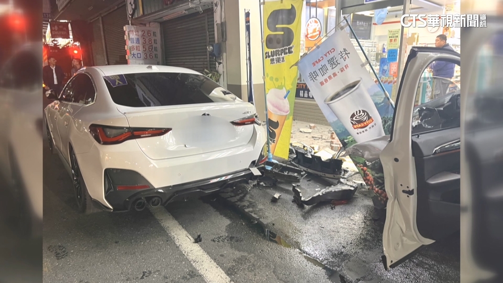 趕載小孩下課違規超車！　5連撞衝超商「禍殃路人」