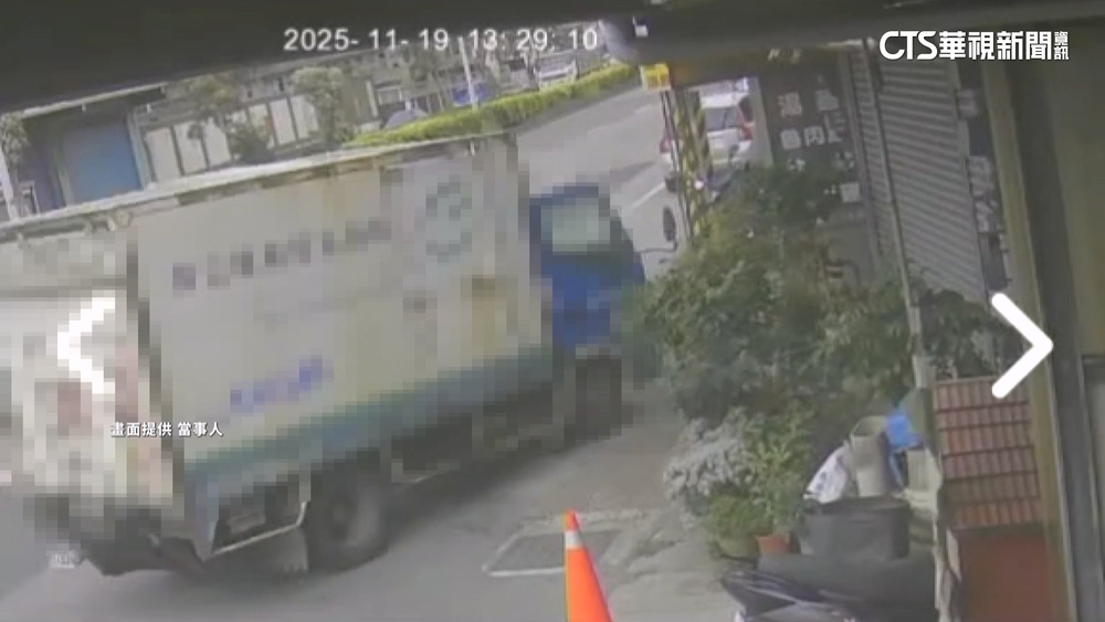 被聯結車追撞！小貨車衝進小吃店　撞翻料理區
