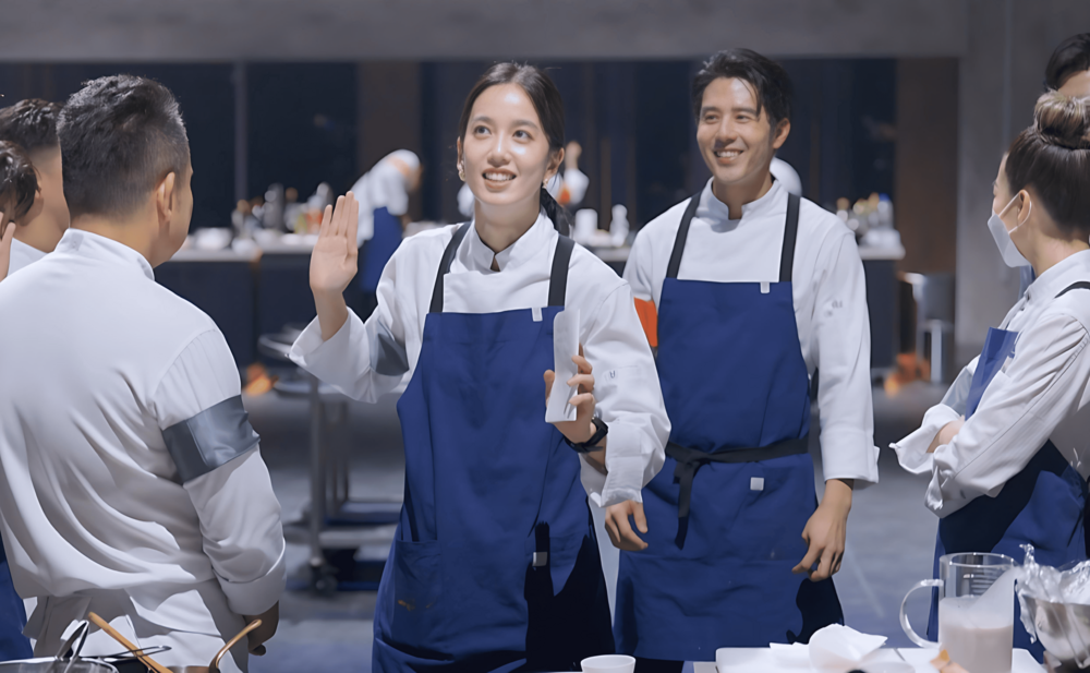 陳庭妮(左起)、胡宇威。胡宇威潛入老婆陳庭妮陣營偷聽菜單