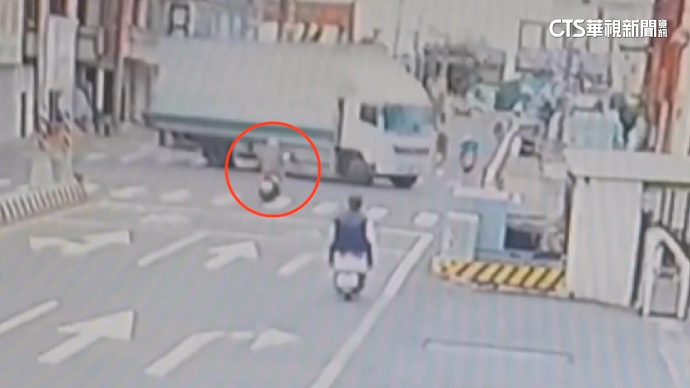 沒剎車！7旬騎士直行猛撞左轉貨車　送醫後不治