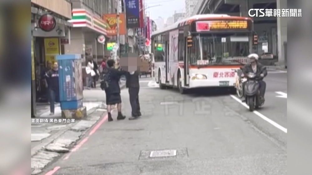 行車糾紛！腳踏車騎士當街攔公車　雙方爆口角