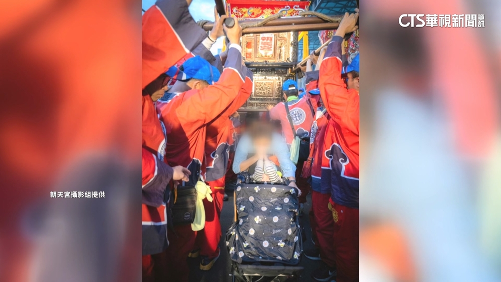 北港媽南巡暖心破例！台南慈母攜腦麻童鑽轎喊感動