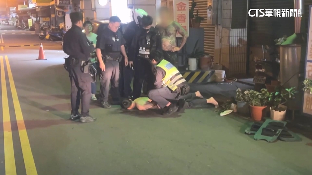 醉爆口角怒砸車！　男丟酒杯襲警濺血　遭快打壓制