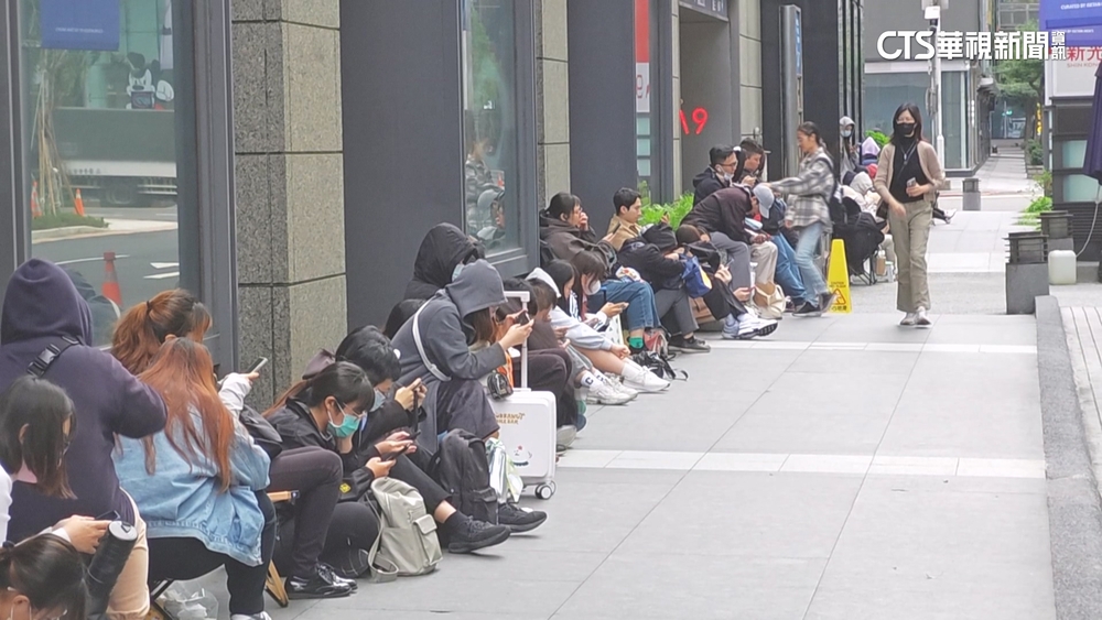 信義區百貨現人龍！　出動椅子睡袋排寶可夢.鬼滅展